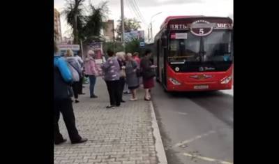 В Хабаровске водители автобусов высадили пассажиров, чтобы помолиться (видео)