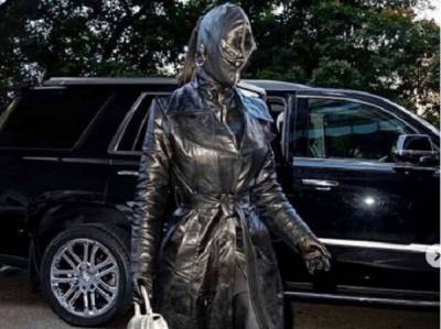 В стиле садо-мазо: Ким Кардашьян вышла в свет с кожаной маской на голове