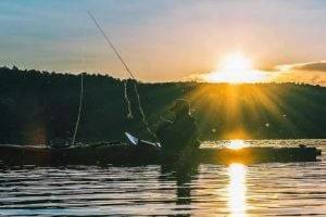 Рыбалка удалась: киевлянин поделился ФОТО пойманного на озере "трофея"