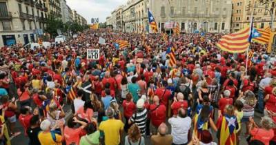 Сотни тысяч каталонцев вышли на марш за независимость в Барселоне (ФОТО)