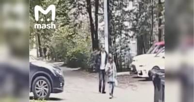 Двічі вдарив по обличчю й відібрав телефон: в Росії чоловік побив та пограбував 9-річну дівчинку посеред дня