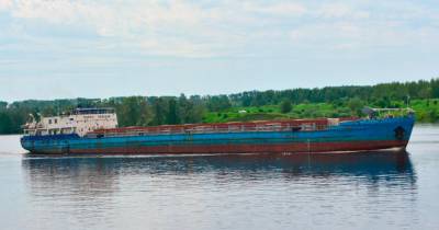 Сухогруз с тоннами щебня сел на мель в Онежском озере