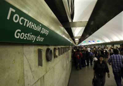 В петербургском метро мужчина облапал девушку