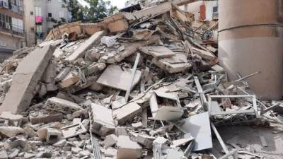 Видео: в Холоне рухнул жилой дом на глазах у прохожих