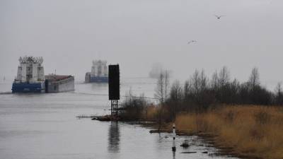 Сухогруз с щебнем сел на мель в Онежском озере и получил пробоину