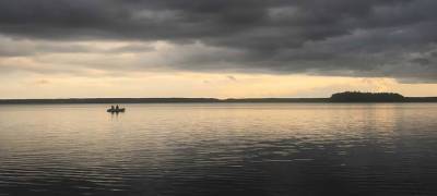 Грузовое судно получило пробоину в Онежском озере в Карелии