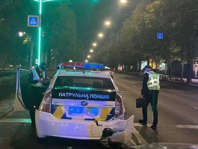 В Киеве пьяный водитель Audi въехал в автомобиль полиции, патрульных госпитализировали