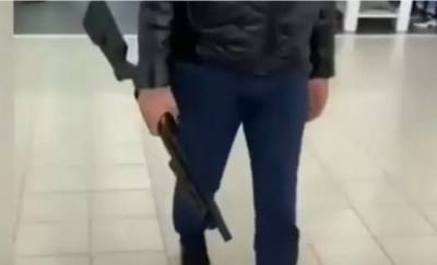 В Тюмени мужчина пришел в автосалон с винтовкой