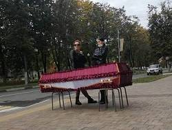 Жительница Балашихи привезла гроб с телом сестры к администрации города