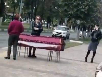 Жительница Балашихи привезла к зданию администрации гроб с телом сестры - bloknot.ru - Московская обл.