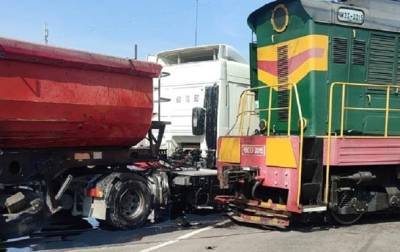 В Киевской области грузовик столкнулся с локомотивом