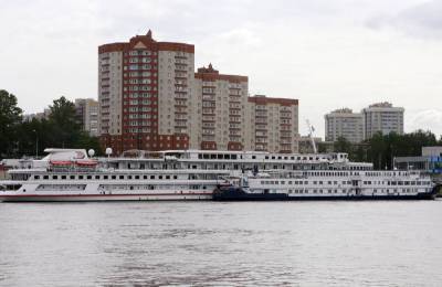 В Санкт-Петербурге перевернулась лодка с пассажирами