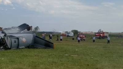 Пассажиров потерпевшего крушение самолета L-410 вывозят на лодках под Иркутском