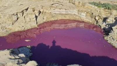Невероятное явление около Мертвого моря: водоем стал красным