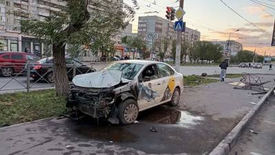 Такси в Омске выехало на тротуар и сбило трех человек