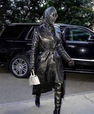 Ким Кардашьян ошеломила своим внешним видом в кожаном наряде с ног до головы