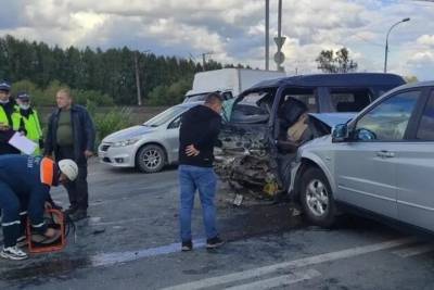 Пассажира зажало во внедорожнике после лобового ДТП под Новосибирском