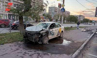 В Омске таксист-лихач устроил крупную аварию