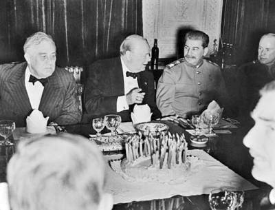 Какие торжественные приёмы устраивал Сталин в разгар войны