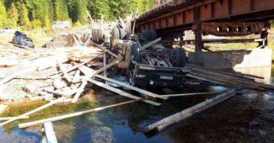 Погиб водитель фуры, упавшей с моста в реку под Иркутском