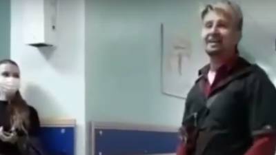 В тюменской поликлинике местный житель развлекал очередь бесплатным концертом