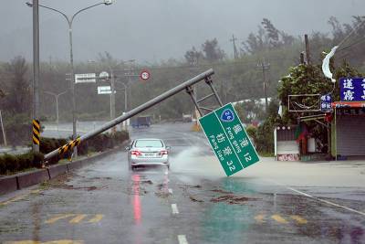 Тысяли люди эвакуированы на Тайване из-за тайфуна