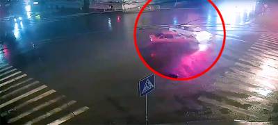 Жесткое столкновение автомобилей произошло на перекрестке в Петрозаводске (ВИДЕО)