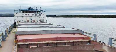 Транспортная прокуратура проводит проверку из-за посадки на мель сухогруза в порту в Карелии (ВИДЕО)