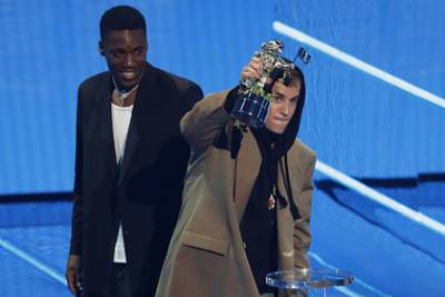 Ариана Гранде - Джастин Бибер - Хейли Болдуин - Джастин Бибер победил в категории «исполнитель года» премии MTV - lenta.ru - США - Канада - Twitter