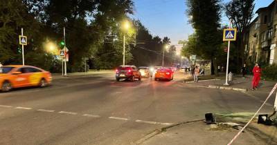 ДТП в Днепре: Mercedes сбил двух пешеходов и протаранил Mitsubishi (ФОТО)