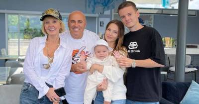 8-месячная внучка Валерии прогулялась с родителями в коляске за 70 тысяч рублей