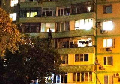 В Ростове-на-Дону на Таганрогской мужчина угрожал спрыгнуть с балкона пятого этажа многоэтажки