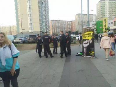Кандидата в Госдуму и участники его команды задержаны из-за баннера "Против Путина"