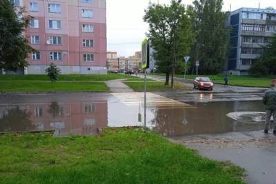 Пешеходный переход затопило на улице Звездной в Пскове