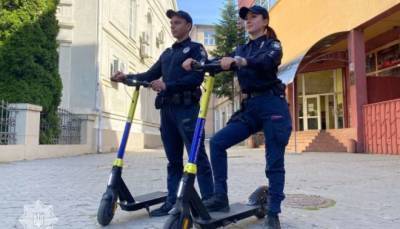 На Закарпатье полицейских пересадили на электросамокаты