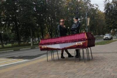 Россиянка привезла гроб с телом сестры к администрации города