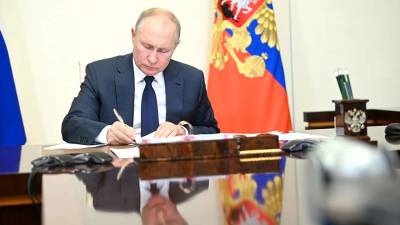 Путин дал ряд поручений для защиты соцвыплат от списания по кредитам