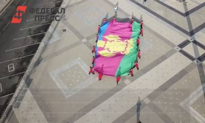 В Краснодаре казаки пронесли несколько метровый флаг в честь дня образования края