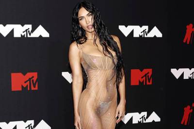 Меган Фокс появилась на премии MTV в прозрачном платье