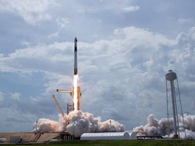 SpaceX запустит на орбиту новую группу спутников