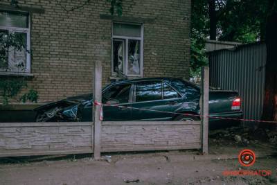 В Днепре Mercedes на скорости сбил пешеходов, снес светофор и протаранил дом: много пострадавших