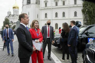 Дмитрий Медведев вручил ключи от автомобилей победителям и призерам Олимпийских игр в Токио