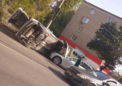 Опубликована фотография перевернувшегося автомобиля на улице Весенней