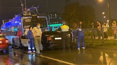 В Петербурге в ДТП с троллейбусом погиб мужчина