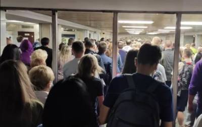В Киеве на двух станциях метро образовались толпы