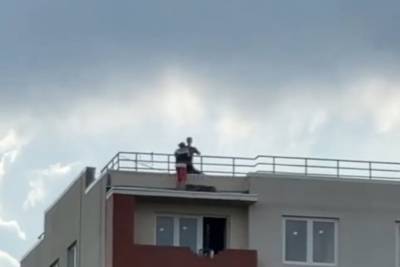 Женщина сняла щенка с крыши многоэтажки в Славянске-на-Кубани