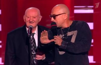 Пение 96-летнего ветерана привело в восторг жюри шоу "Голос"