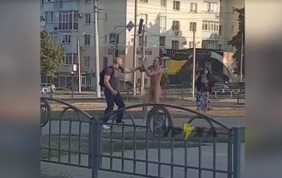 В Харькове голый мужчина кидался на прохожих
