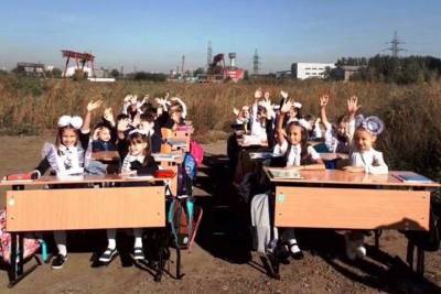 В Красноярске школьников посадили за парты на пустыре
