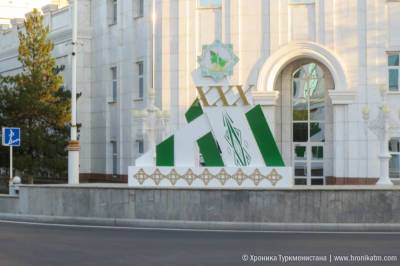 В Ашхабаде устанавливают посвященные 30-летию независимости стенды (фото)